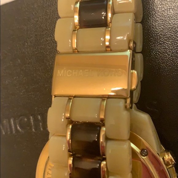 Michael Kors Tortoise Watch - Picture 3 of 3